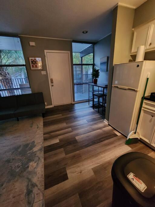 Blue Shark *W7* @ Montrose 1Br Private King Loft Apartment Хюстън Екстериор снимка
