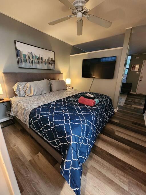 Blue Shark *W7* @ Montrose 1Br Private King Loft Apartment Хюстън Екстериор снимка